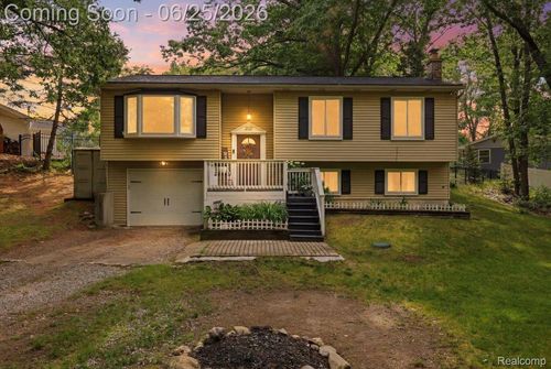 2021 Ardsley Dr, Ortonville, MI, 48462-8567 | Card Image