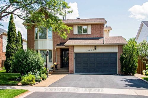 2067 Hunters Wood Dr, Burlington, ON, L7M2T1 | Card Image
