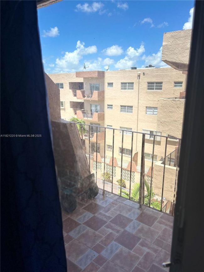 APT-511C - 1630 W 46 Th St, Condo with 2 bedrooms, 1 bathrooms and null parking in Hialeah FL | Image 4