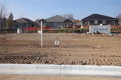 784&786 Bryans Dr, Huron, ON, N0G1H0 | Card Image