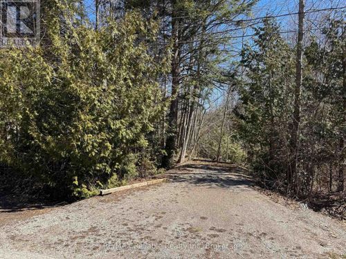 28 George St, Ailsa Craig, ON, N0M1G0 | Card Image