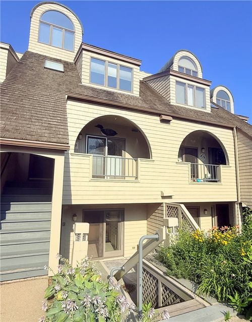 2 Weetamoe Farm Dr, Bristol, RI, 02809-5199 | Card Image
