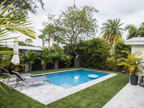 424 Ne 28th Dr, Wilton Manors, FL, 33334-2040 | Card Image