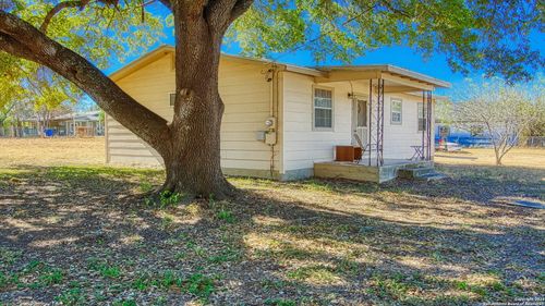 910 Plum St, Floresville, TX, 78114-1724 | Card Image