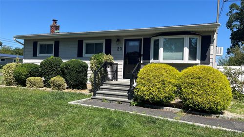 23 Pine St, Islip, NY, 11751-2206 | Card Image