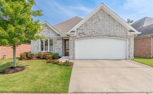 19 Bishop Pl, Little Rock, AR, 72223-4740 | Card Image