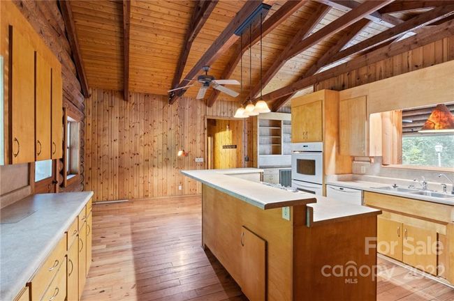 KITCHEN ISLAND | Image 6