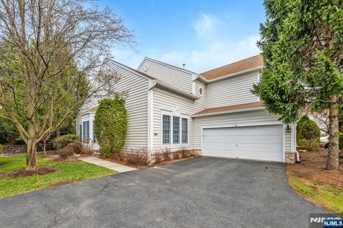32 Thistle Dr, Paramus, NJ, 07652-1352 | Card Image