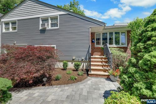 19 Thames Blvd, Bergenfield, NJ, 07621-3941 | Card Image