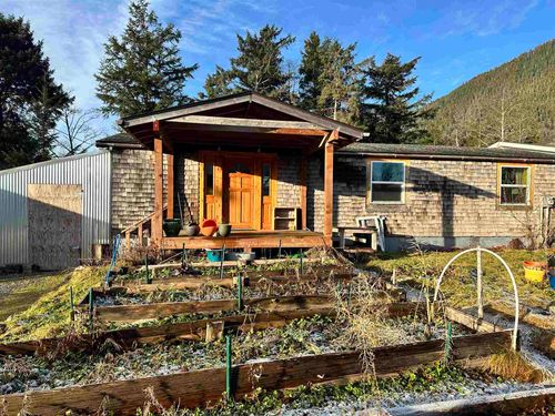 207 Brady St, Sitka, AK, 99835-7136 | Card Image