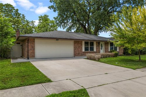 5469 Woodgate Dr, Huber Heights, OH, 45424-2703 | Card Image