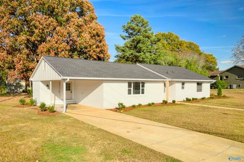 2112 Woodmont Dr Se, Decatur, AL, 35601-6652 | Card Image