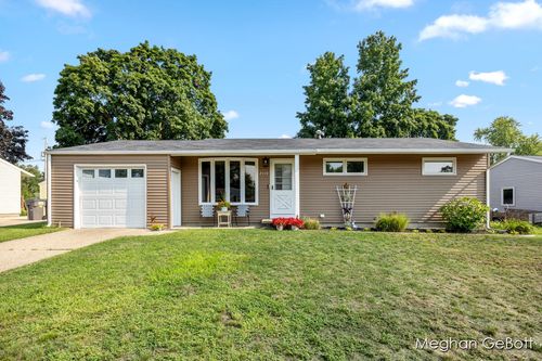 2110 Daylor Dr Ne, Grand Rapids, MI, 49525-1520 | Card Image
