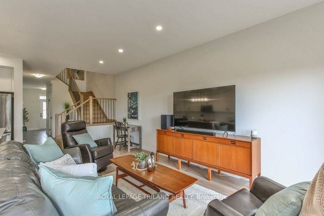 6713 Hayward Dr, House attached with 3 bedrooms, 3 bathrooms and 1 parking in London ON | Image 18