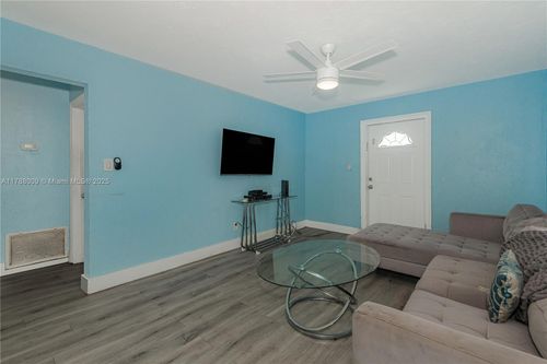 1027 Ne 33rd St, Oakland Park, FL, 33334-2717 | Card Image