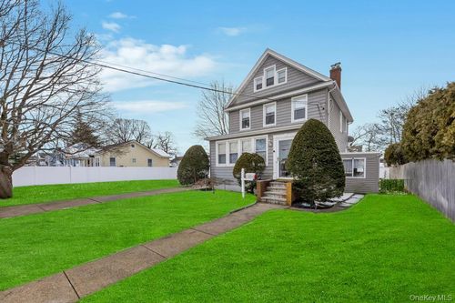 218 Woodlawn Road, Hempstead, NY, 11552 | Card Image