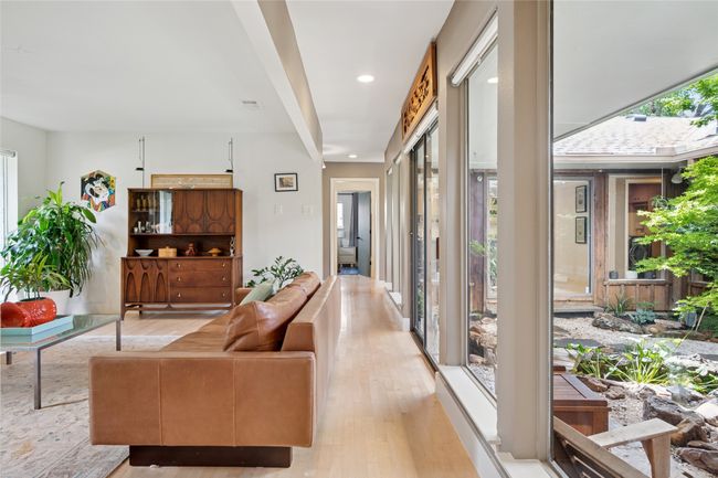 Floor plan centers walk around atrium. | Image 5