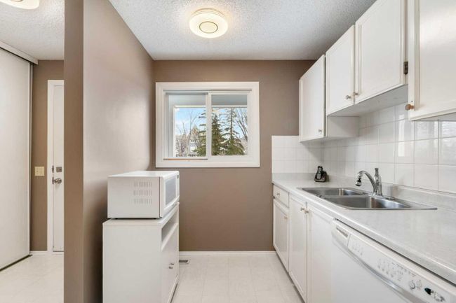 35 - 200 Shawnessy Drive Sw, Home with 2 bedrooms, 1 bathrooms and 1 parking in Calgary AB | Image 3