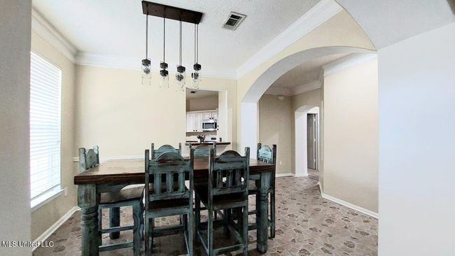 dining area | Image 8