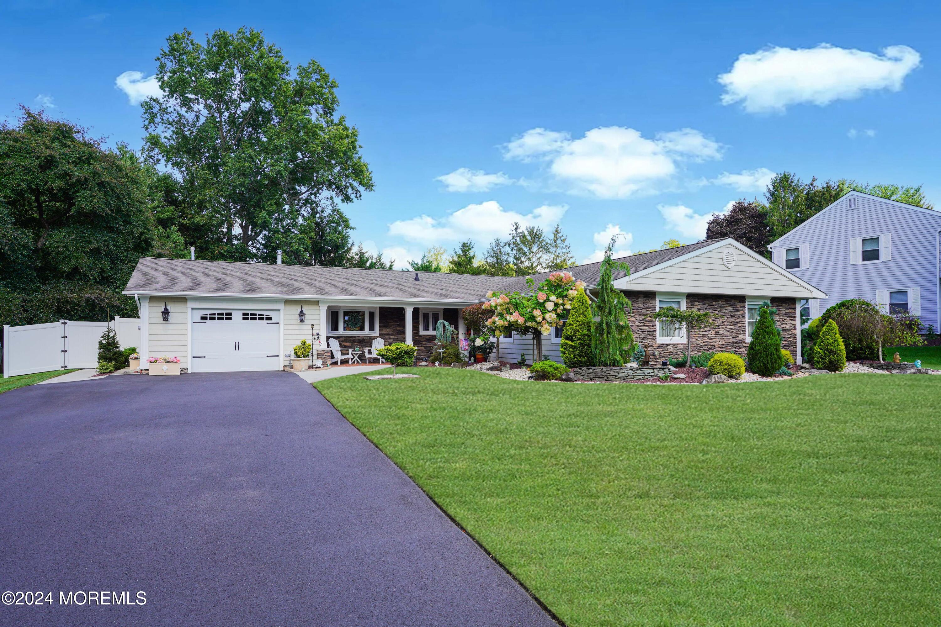 Chamber Ln, Manalapan, NJ 07726
