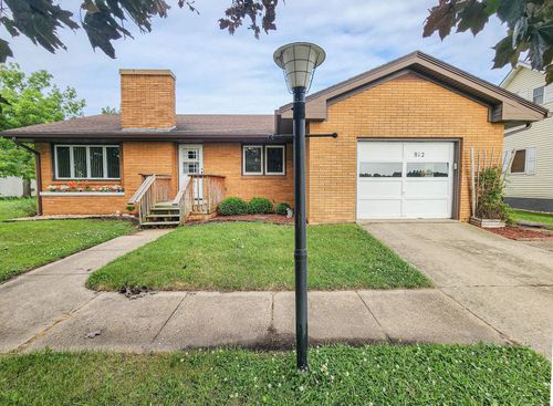 812 Sherman Ave, Manchester, IA, 52057-1336 | Card Image