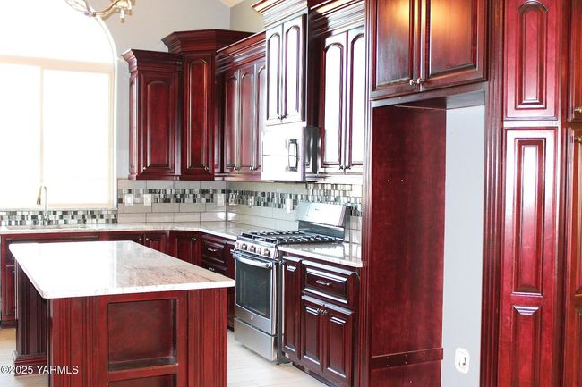 Kitchen | Image 12