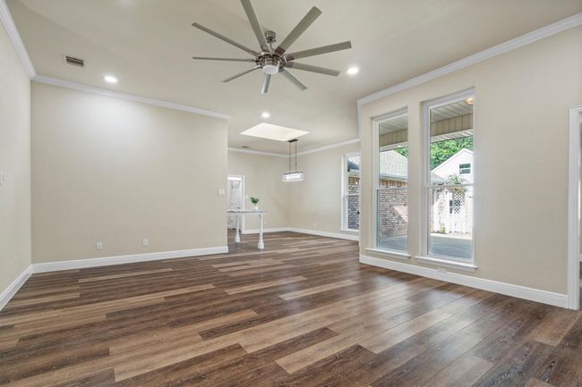 From the living room into the breakfast area. | Image 10