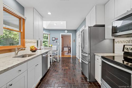 28 Plain View Dr, Wading River, NY, 11792-1039 | Card Image
