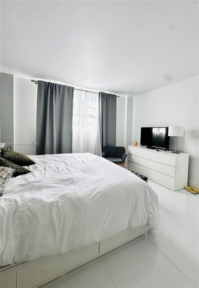 APT-911 - 19390 Collins Ave, Condo with 2 bedrooms, 1 bathrooms and null parking in Sunny Isles Beach FL | Image 20