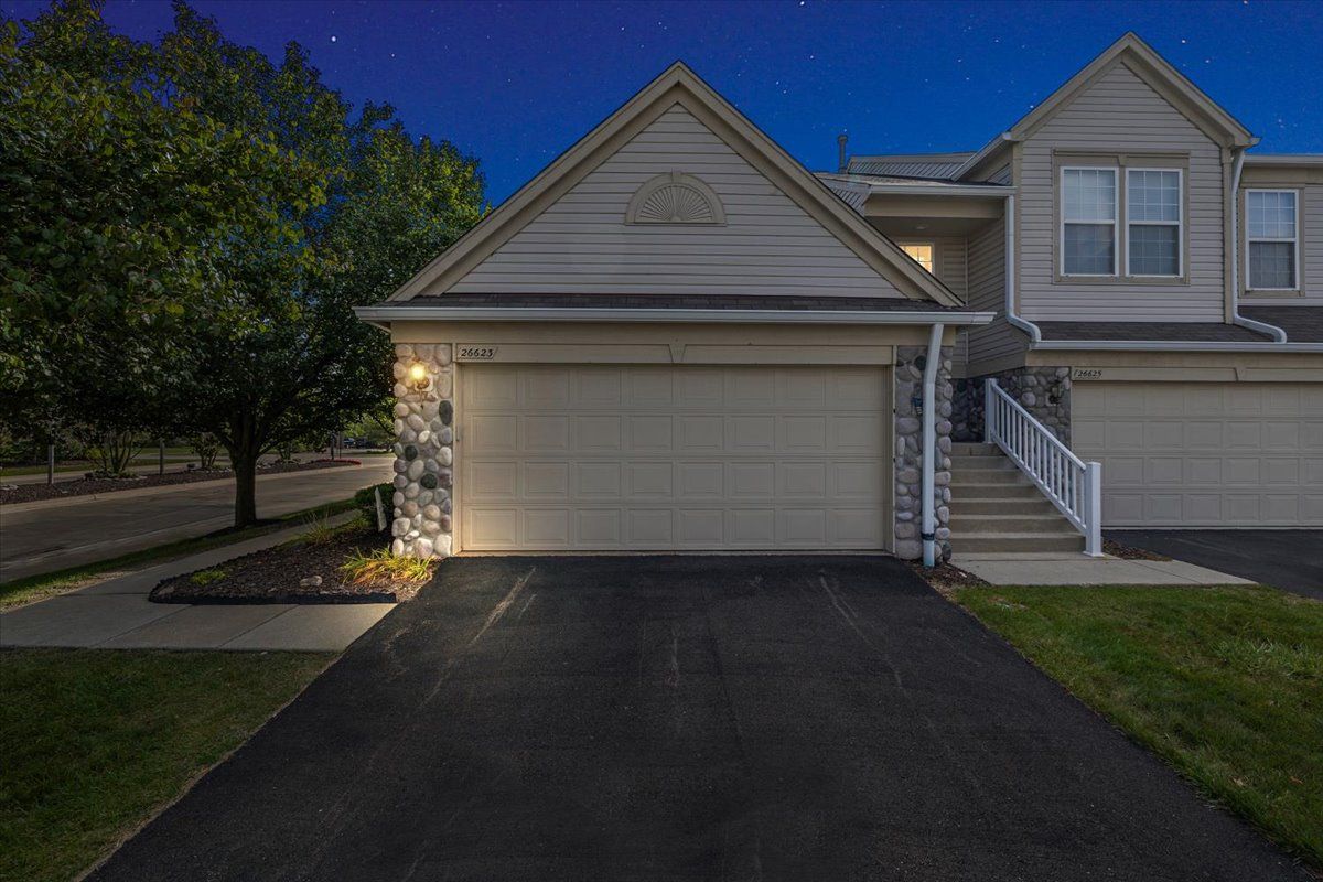 Kirkway Cir, Woodhaven, MI 48183