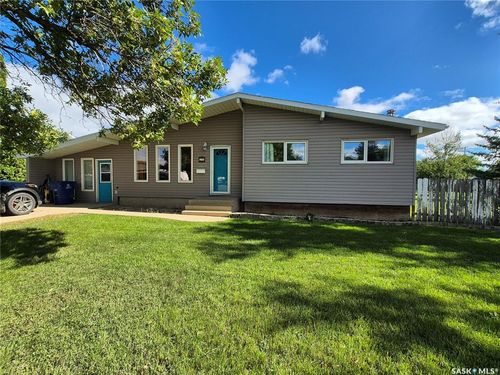 32 Metheral Bay, House with 5 bedrooms, 2 bathrooms and 1 parking in Weyburn SK | Card Image