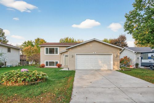 586 Kassel Ln, Chaska, MN, 55318-1495 | Card Image