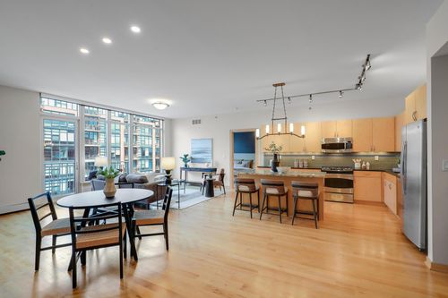 727-215 10th Ave S, Minneapolis, MN, 55415-2105 | Card Image