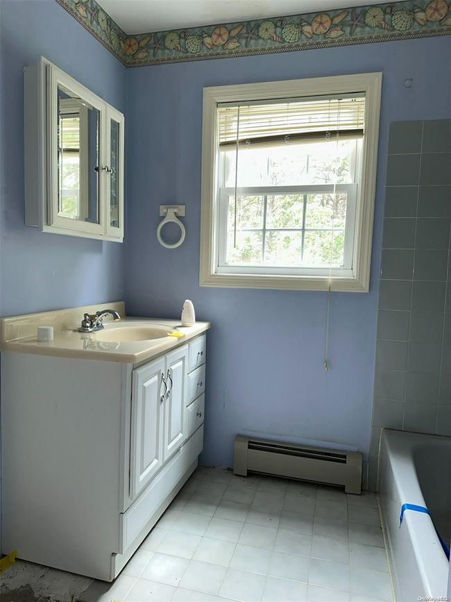 upstairs bathroom | Image 12