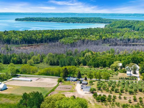 14792 Peninsula Dr, Traverse City, MI, 49686-9733 | Card Image