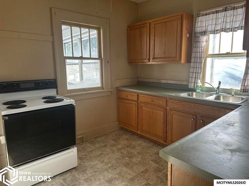 147 N Crescent Dr, Mason City, IA, 50401-2825 | Card Image