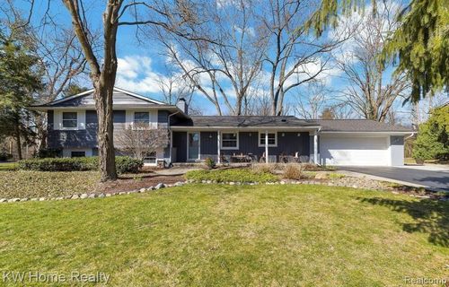 6572 Spruce Dr, Bloomfield Hills, MI, 48301-3052 | Card Image