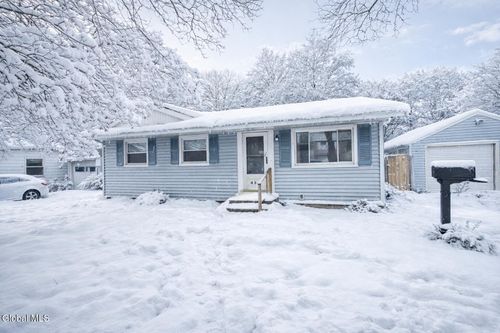 435 Gifford Rd, Schenectady, NY, 12304-3925 | Card Image