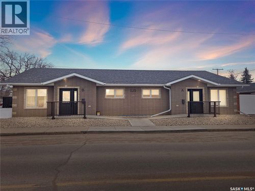 125 2nd Ave Ne, Moose Jaw, SK, S6H8B2 | Card Image