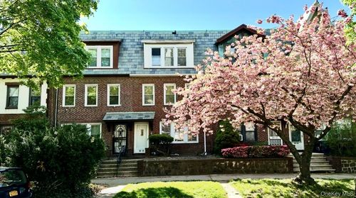 9915 Ascan Ave, Forest Hills, NY, 11375-6809 | Card Image