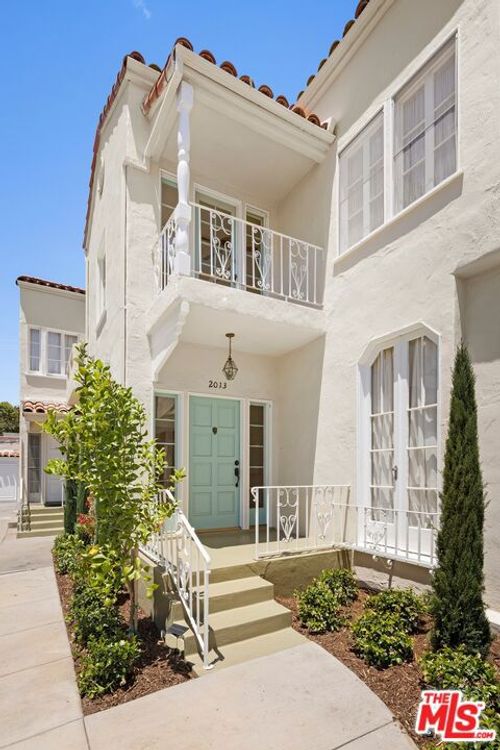 2011 N Beachwood Dr, Los Angeles, CA, 90068-1968 | Card Image