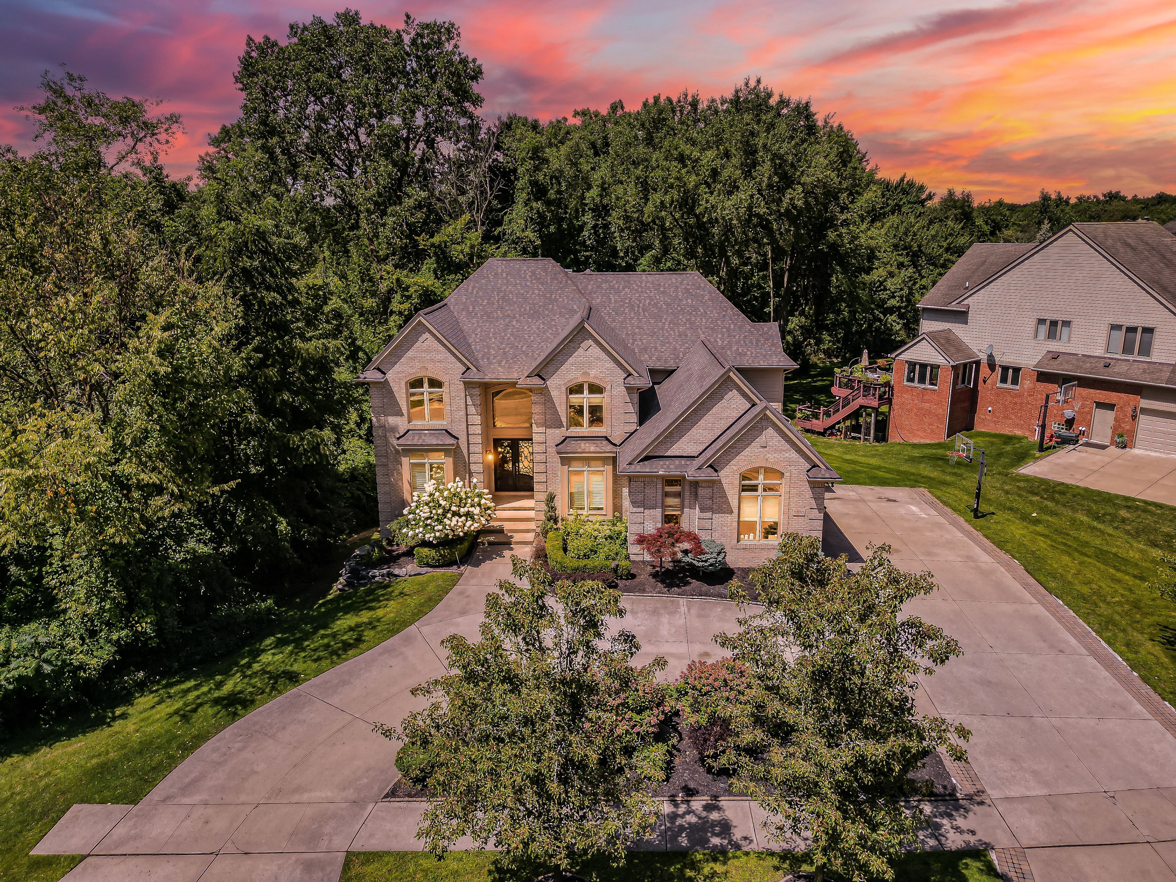 Hampshire Dr, West Bloomfield, MI 48322
