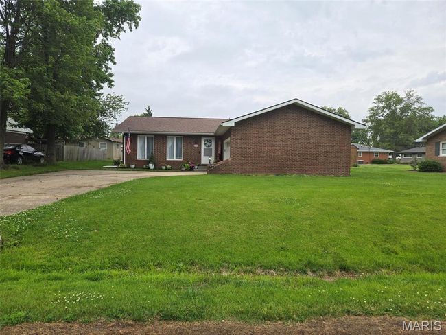 1051 Saint Clair St, House other with 3 bedrooms, 2 bathrooms and 2 parking in Carlyle IL | Image 33