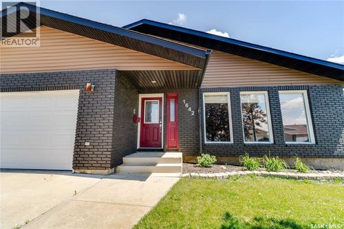 1642 Bingham Rd, Moose Jaw, SK, S6H7X7 | Card Image