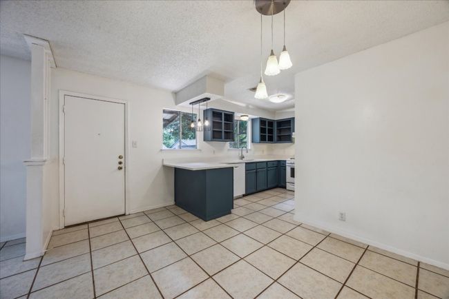 Kitchen with a peninsula and eatubg area | Image 7