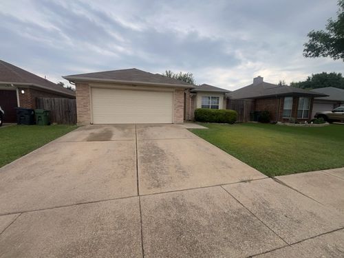 7009 Snowivy Ct, Arlington, TX, 76001-6216 | Card Image
