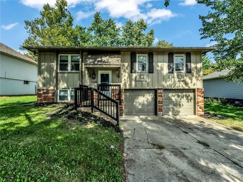 1208 Nw Golfview Dr, Grain Valley, MO, 64029-9671 | Card Image