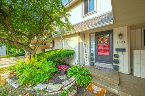 1564 Charter Oak Dr, Rochester Hills, MI, 48309-2702 | Card Image
