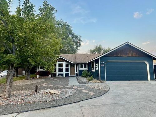 2746 Sw Reindeer Ct, Redmond, OR, 97756-8077 | Card Image