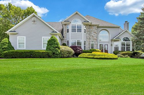 9 Redwood Ln, Miller Place, NY, 11764-3026 | Card Image